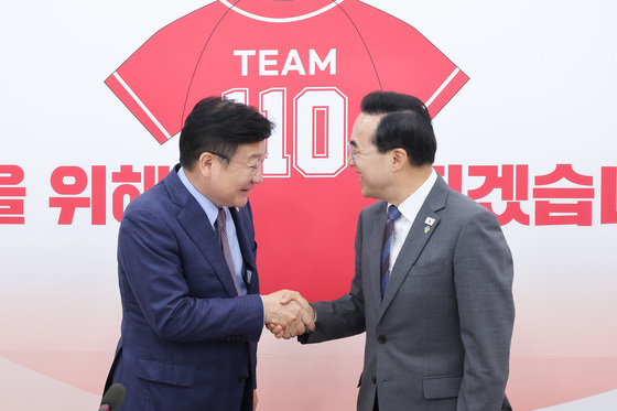 악수하는 정점식 원내대표·박홍근 장관
