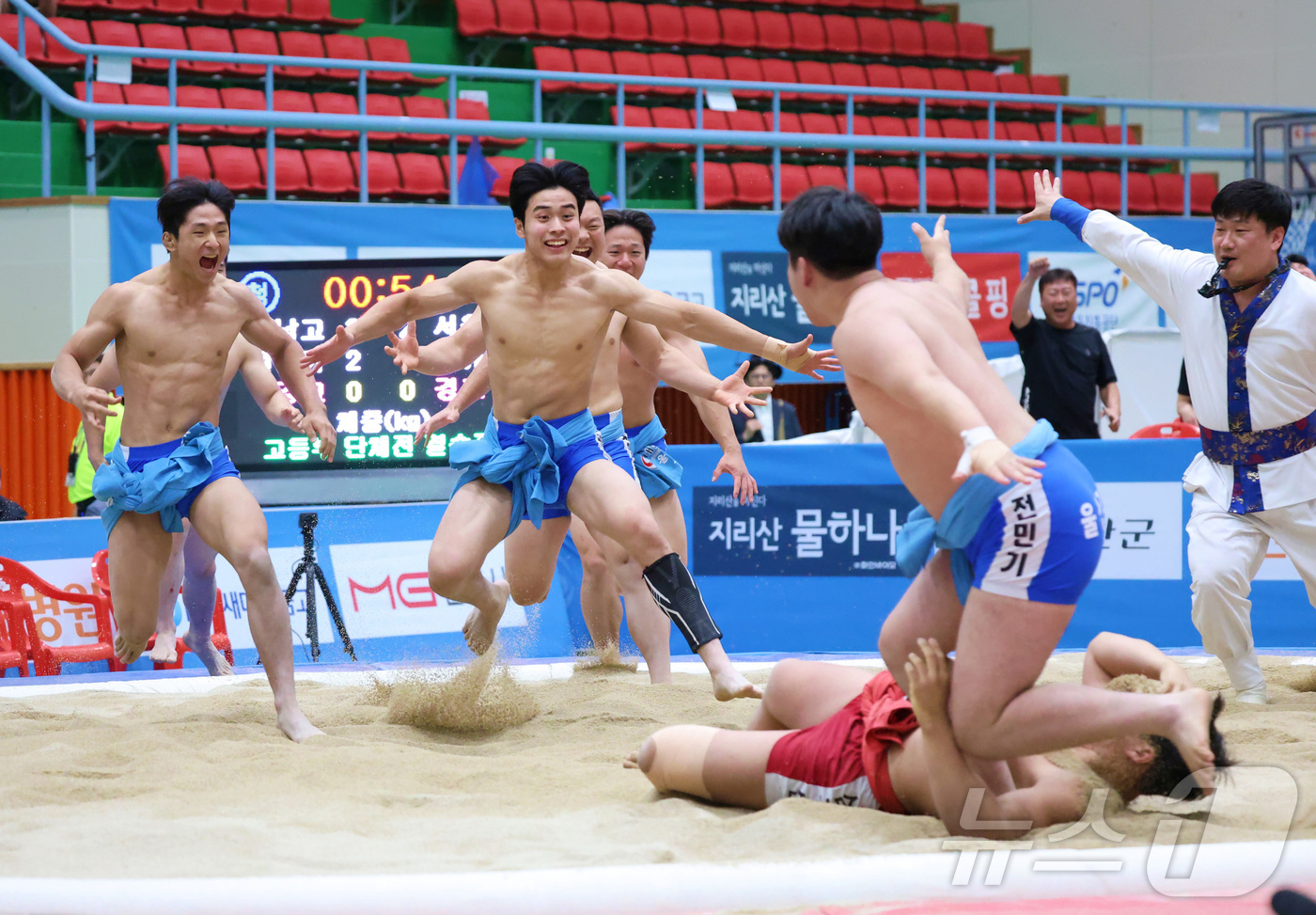 (서울=뉴스1) = 22일(월) 충청북도 괴산군 괴산문화체육센터에서 열린 ‘제3회 괴산유기농배전국장사씨름대회' 고등학교부 단체전에 출전한 울산강남고등학교 선수들이 우승을 확정 지은 …