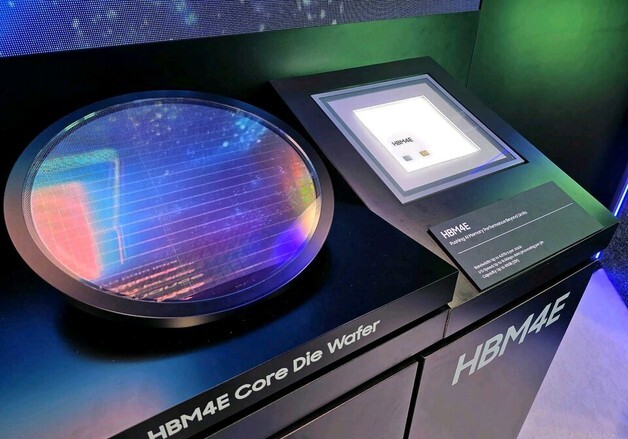 HBM4E 비교해 보니…삼성 '신기술', SK하닉 '검증된 기술' 승자는?