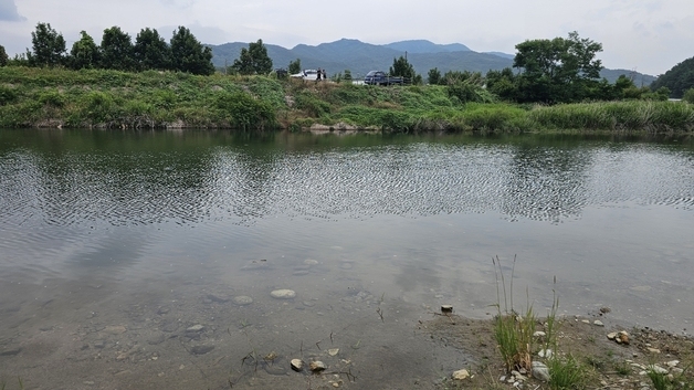 영동군 하천서 다슬기 잡다 물에 빠진 60대 여성 구조