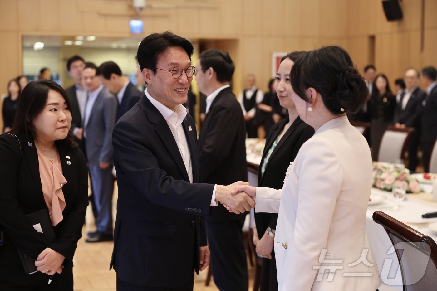 (서울=뉴스1) = 김민석 국무총리가 22일(현지시간) 중국 베이징에서 열린 중국 기업인 간담회에서 참석자들과 인사하고 있다. (국무총리실 제공. 재판매 및 DB 금지) 2026. …