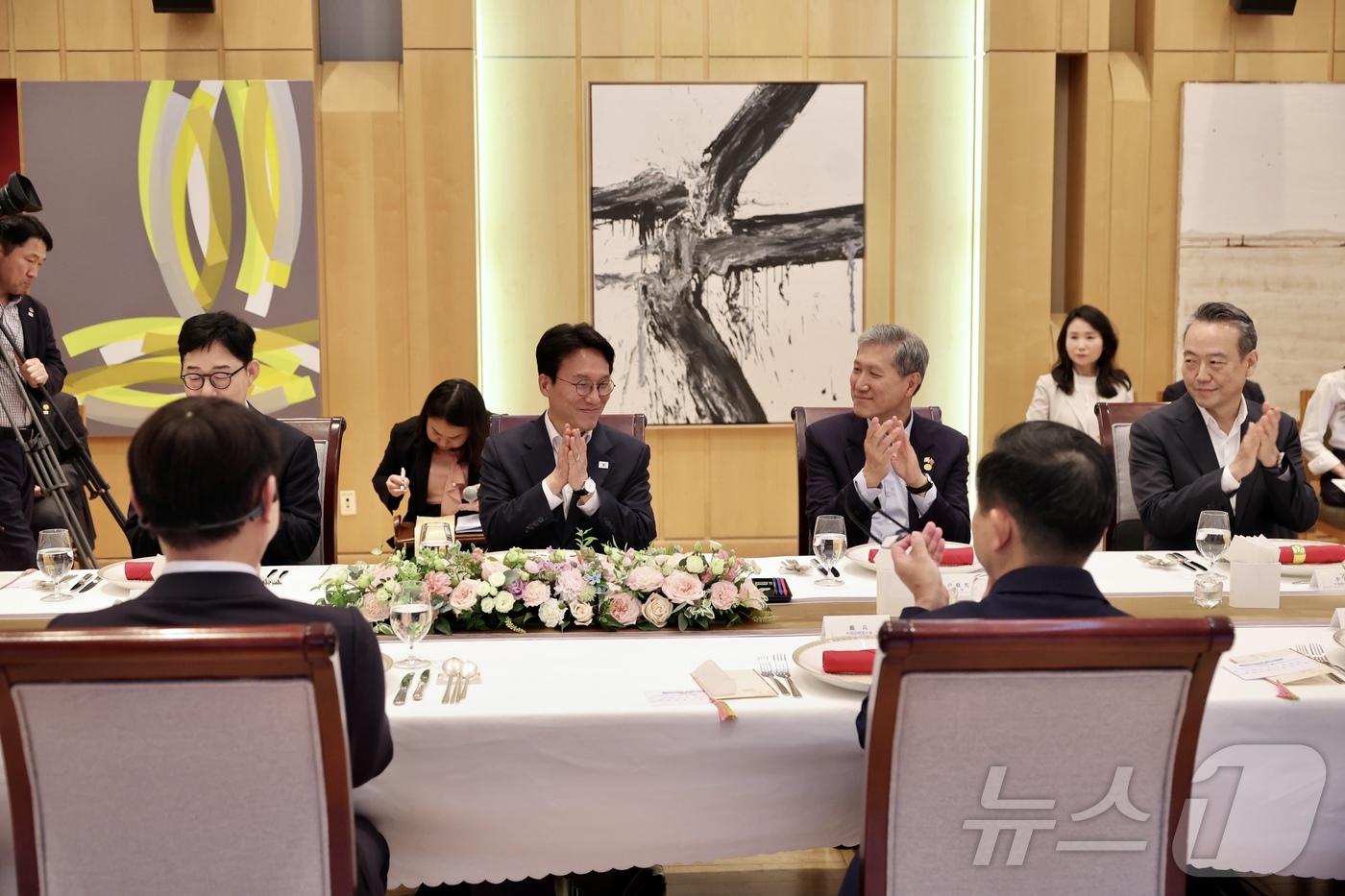 (서울=뉴스1) = 김민석 국무총리가 22일(현지시간) 중국 베이징에서 열린 중국 기업인 간담회에서 박수치고 있다. (국무총리실 제공. 재판매 및 DB 금지) 2026.6.22/뉴 …