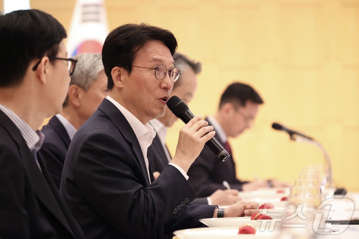 본문 이미지 - 김민석 국무총리가 22일(현지시간) 중국 베이징에서 열린 중국 기업인 간담회에서 인사말을 하고 있다. (국무총리실 제공. 재판매 및 DB 금지) 2026.6.22 ⓒ 뉴스1