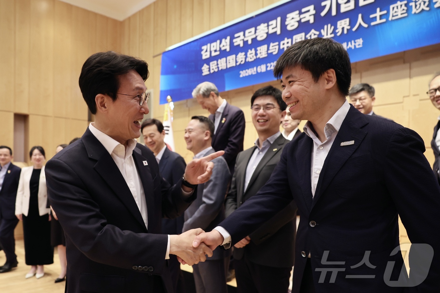 (서울=뉴스1) = 김민석 국무총리가 22일(현지시간) 중국 베이징에서 열린 중국 기업인 간담회에서 참석자들과 인사하고 있다. (국무총리실 제공. 재판매 및 DB 금지) 2026. …