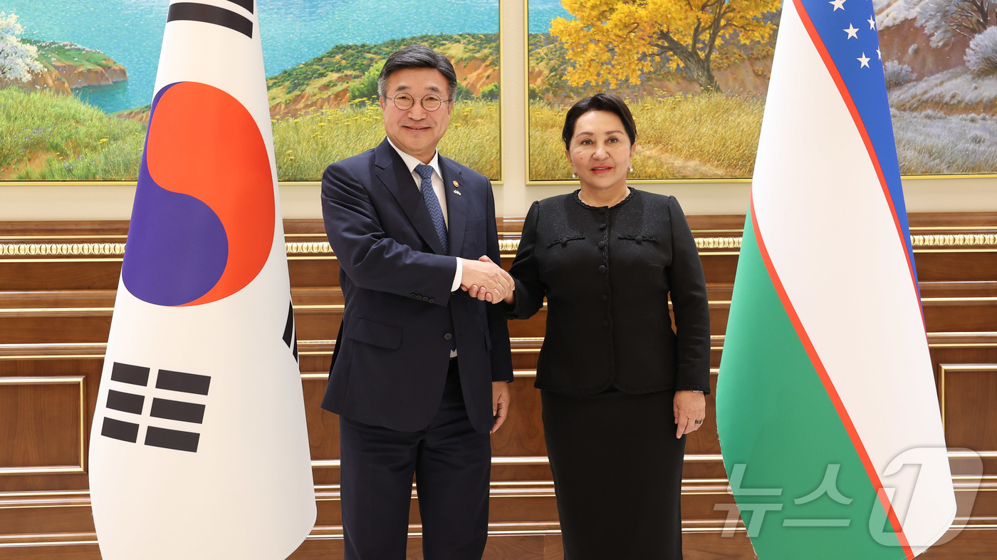 (서울=뉴스1) = 윤호중 행정안전부 장관과 탄질라 나르바예바 우즈베키스탄 상원의장이 22일 오후(현지시간) 우즈베키스탄 타슈켄트 상원에서 양국 간 교류 협력 강화 방안을 논의한 …