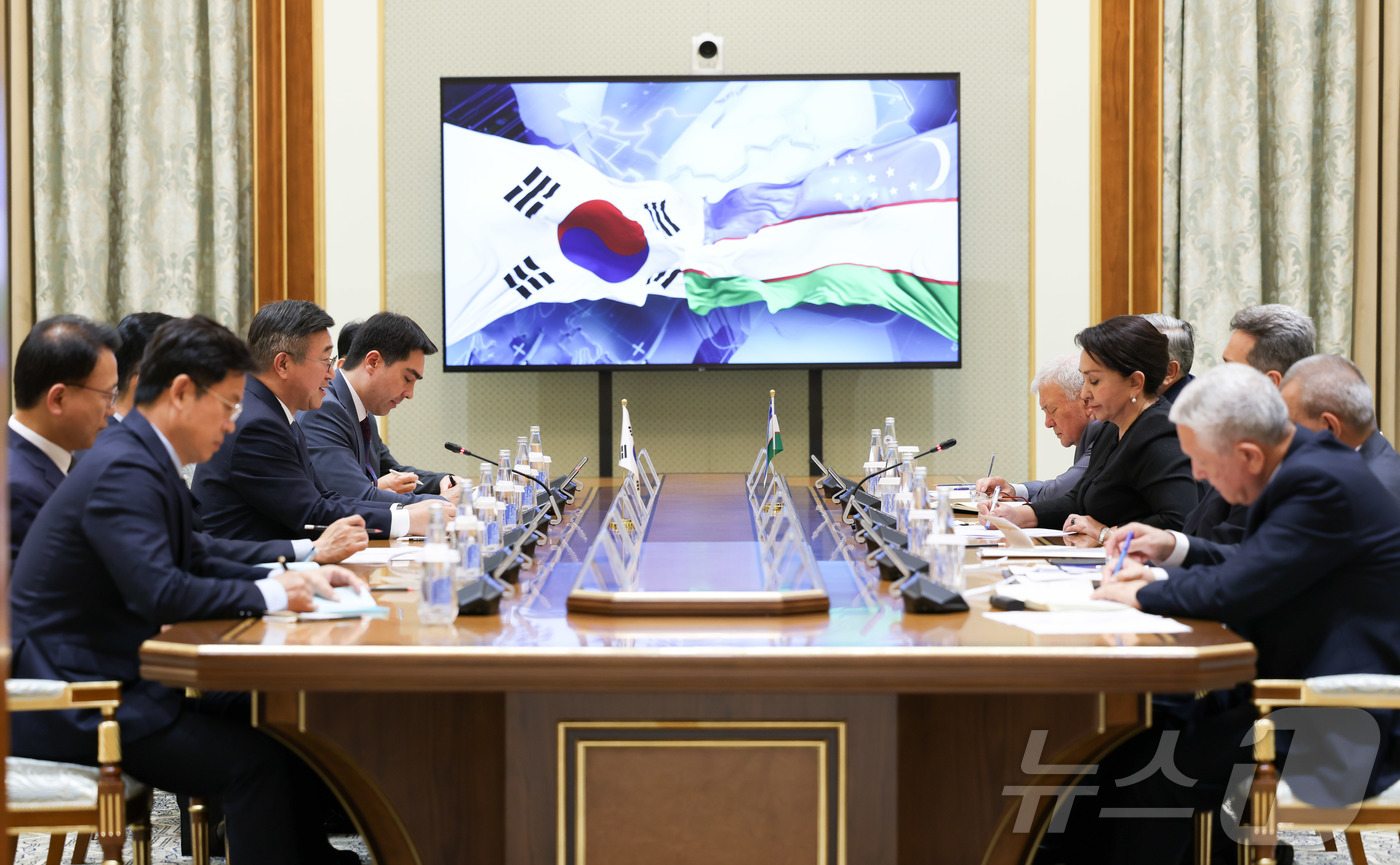 (서울=뉴스1) = 윤호중 행정안전부 장관과 탄질라탄질라 나르바예바 우즈베키스탄 상원의장이 22일 오후(현지시간) 우즈베키스탄 타슈켄트 상원에서 한-우즈베키스탄 교류 협력 방안에 …