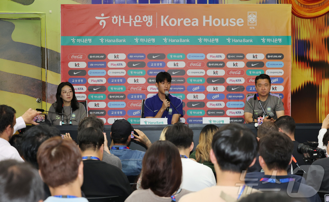 (몬테레이(멕시코)=뉴스1) 임세영 기자 = 대한민국 축구대표팀 이한범이 22일(현지시간) 멕시코 누에보 레온주 몬테레이 에스타디오 우니베르시타리오에서 훈련에 앞서 열린 인터뷰에서 …