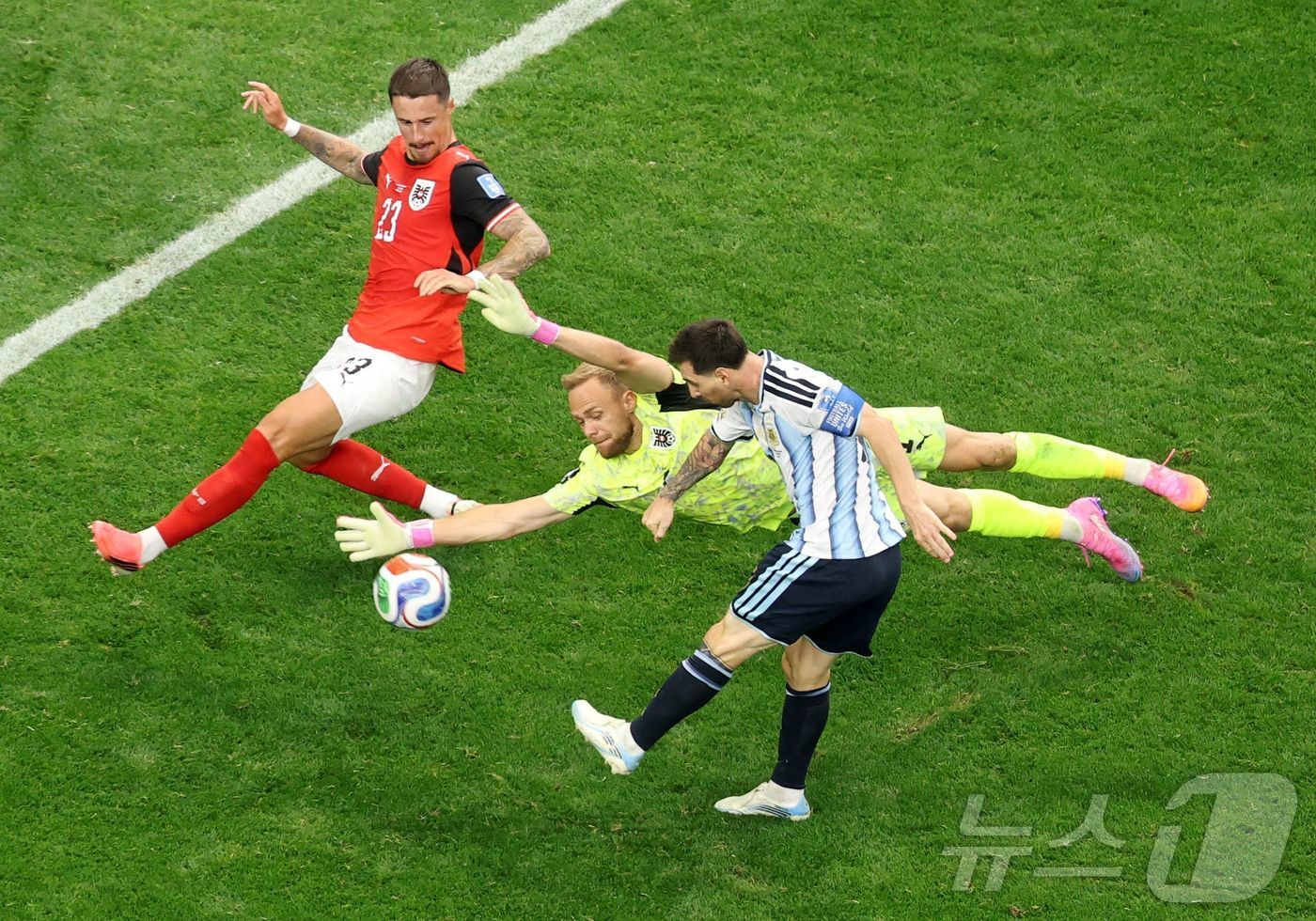 (AFP=뉴스1) = '축구의 신'이라 불리는 아르헨티나의 리오넬 메시가 23일(한국시간) 미국 텍사스주 댈러스 스타디움에서 열린 2026 국제축구연맹(FIFA) 북중미 월드컵 J …