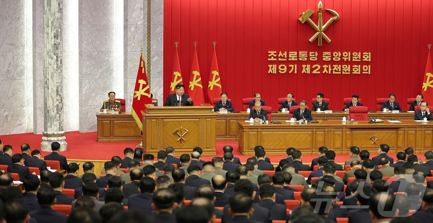 (평양 노동신문=뉴스1) = 김정은 북한 노동당 총비서가 지난 20일부터 22일까지 열린 노동당 중앙위원회 제9기 제2차 전원회의 확대회의에서 "핵무력을 끊임없이 확대·강화하고 핵 …