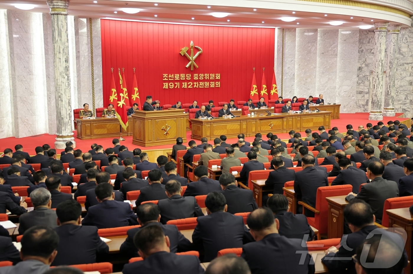 (평양 노동신문=뉴스1) = 김정은 북한 노동당 총비서가 지난 20일부터 22일까지 열린 노동당 중앙위원회 제9기 제2차 전원회의 확대회의에서 "핵무력을 끊임없이 확대·강화하고 핵 …