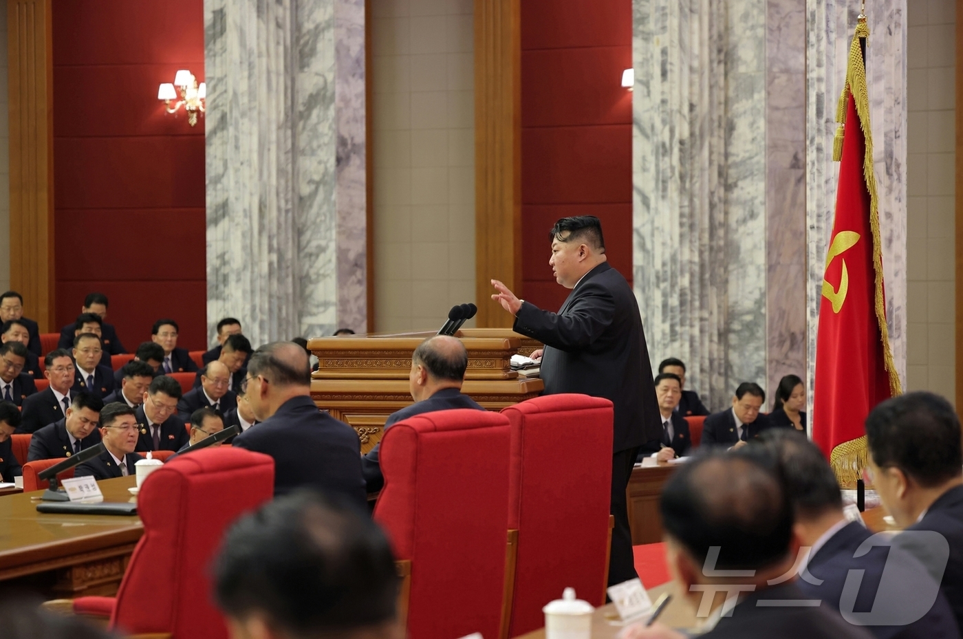(평양 노동신문=뉴스1) = 김정은 북한 노동당 총비서가 지난 20일부터 22일까지 열린 노동당 중앙위원회 제9기 제2차 전원회의 확대회의에서 "핵무력을 끊임없이 확대·강화하고 핵 …