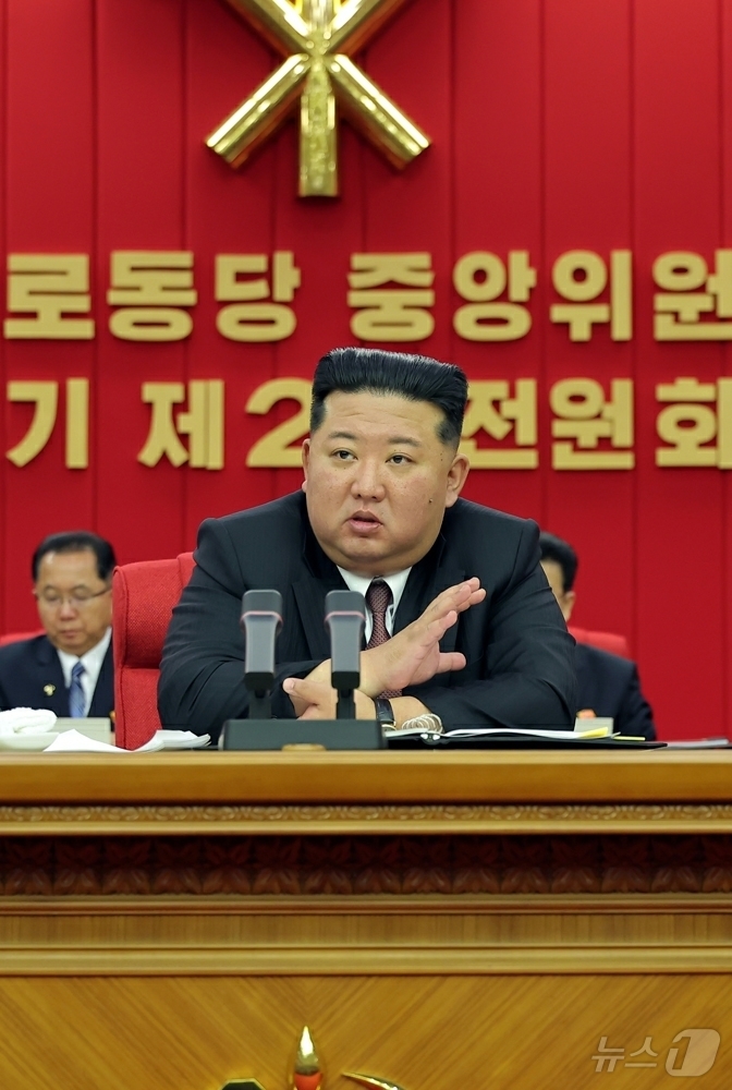 (평양 노동신문=뉴스1) = 김정은 북한 노동당 총비서가 지난 20일부터 22일까지 열린 노동당 중앙위원회 제9기 제2차 전원회의 확대회의에서 "핵무력을 끊임없이 확대·강화하고 핵 …