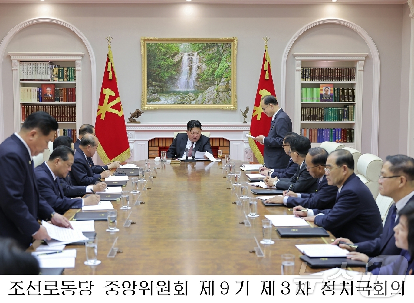 (평양 노동신문=뉴스1) = 북한 노동당 기관지 노동신문은 23일 "당 중앙위원회 제9기 제3차 정치국 회의가 6월 22일 소집됐다"라고 보도했다. 전원회의는 결정서 '석탄공업을 …