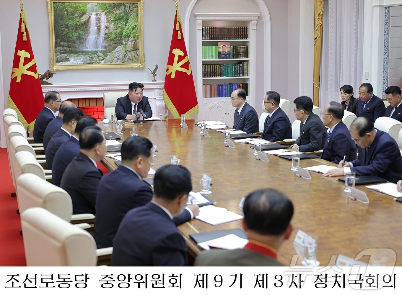 (평양 노동신문=뉴스1) = 북한 노동당 기관지 노동신문은 23일 "당 중앙위원회 제9기 제3차 정치국 회의가 6월 22일 소집됐다"고 보도했다. 전원회의는 결정서 '석탄공업을 추 …