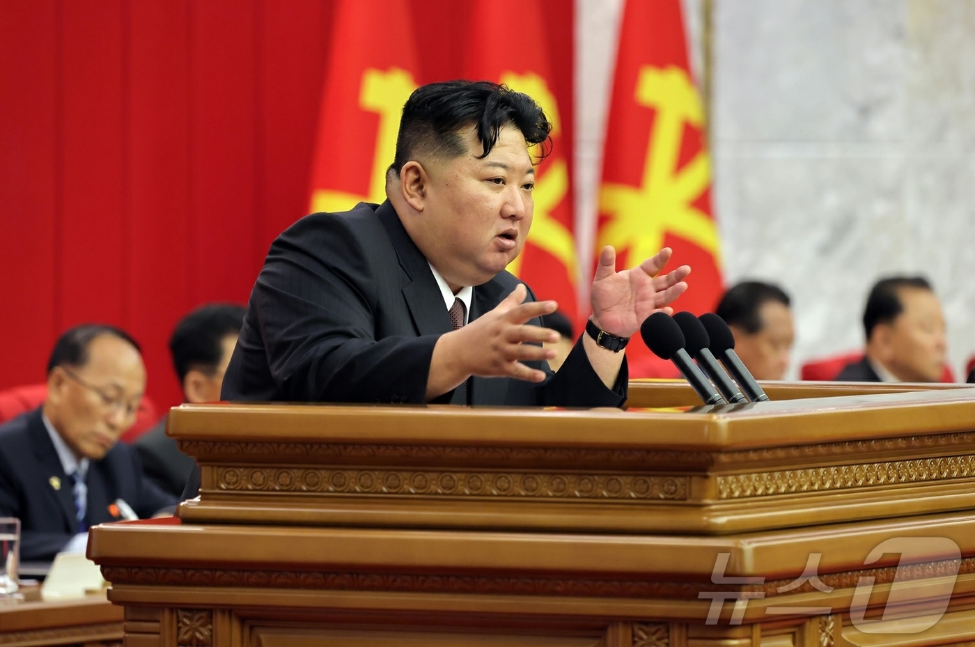 (평양 노동신문=뉴스1) = 김정은 북한 노동당 총비서가 지난 20일부터 22일까지 열린 노동당 중앙위원회 제9기 제2차 전원회의 확대회의에서 "핵무력을 끊임없이 확대·강화하고 핵 …