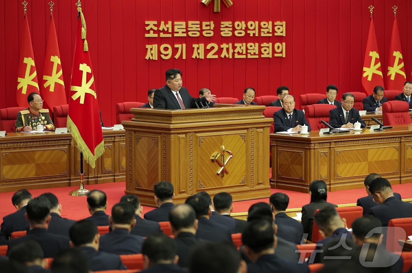 (평양 노동신문=뉴스1) = 김정은 북한 노동당 총비서가 지난 20일부터 22일까지 열린 노동당 중앙위원회 제9기 제2차 전원회의 확대회의에서 "핵무력을 끊임없이 확대·강화하고 핵 …