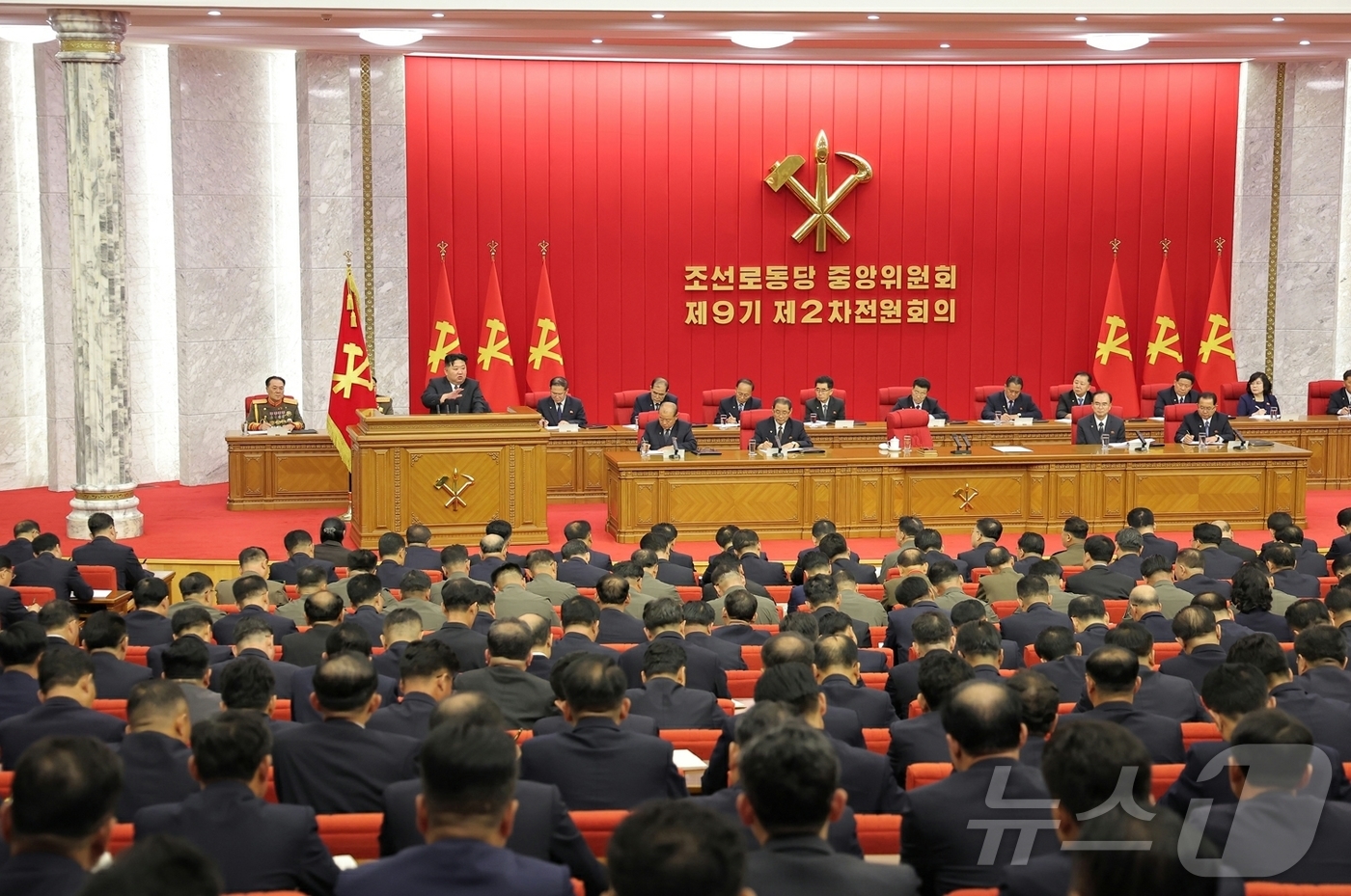 (평양 노동신문=뉴스1) = 김정은 북한 노동당 총비서가 지난 20일부터 22일까지 열린 노동당 중앙위원회 제9기 제2차 전원회의 확대회의에서 "핵무력을 끊임없이 확대·강화하고 핵 …