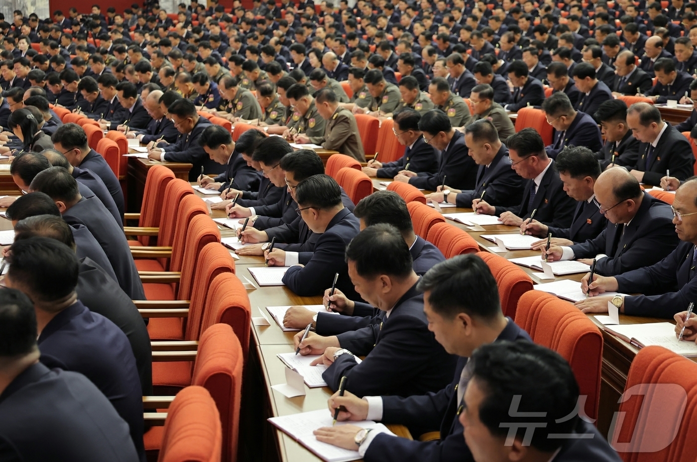 (평양 노동신문=뉴스1) = 김정은 북한 노동당 총비서가 지난 20일부터 22일까지 열린 노동당 중앙위원회 제9기 제2차 전원회의 확대회의에서 "핵무력을 끊임없이 확대·강화하고 핵 …