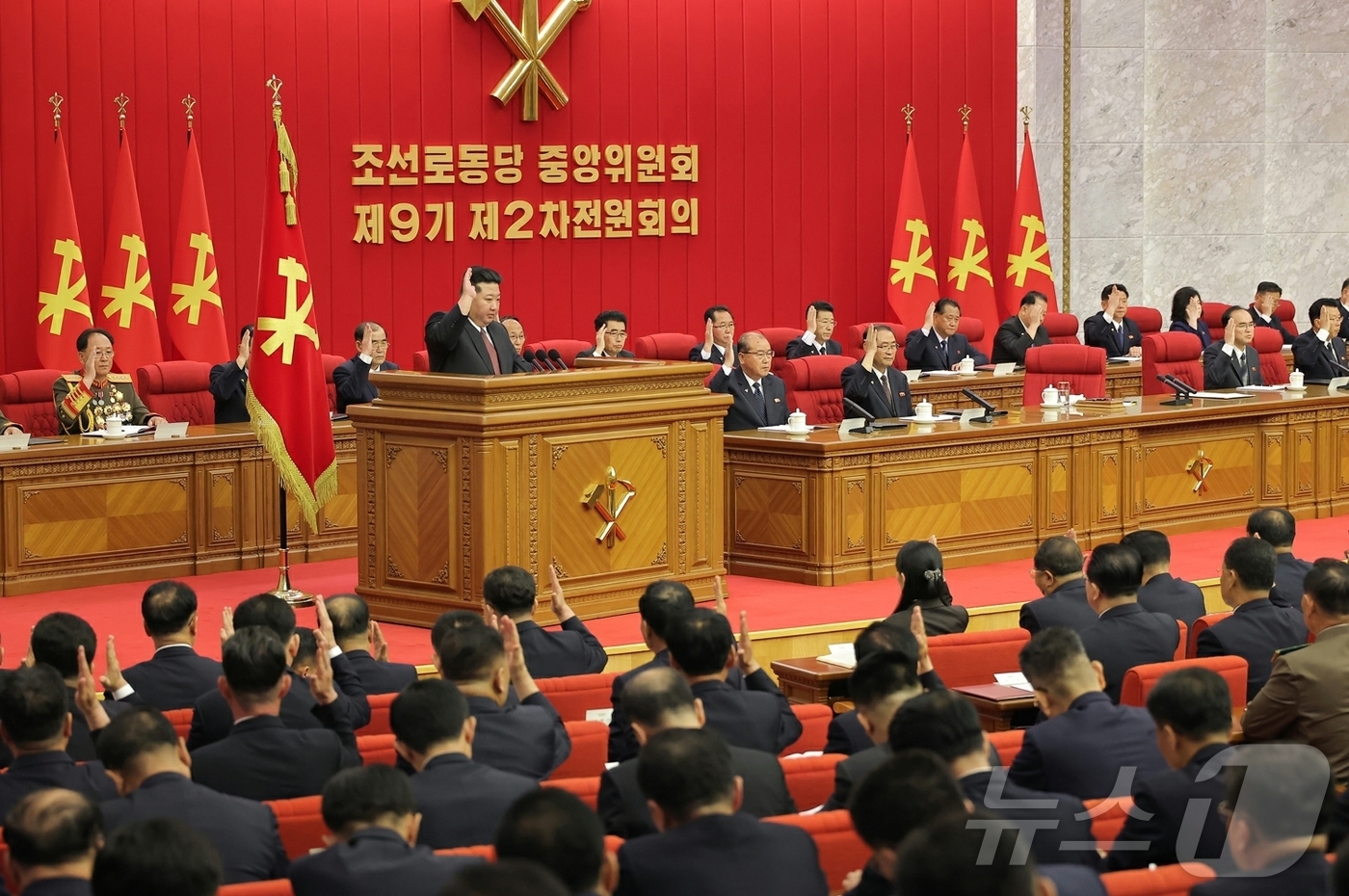 (평양 노동신문=뉴스1) = 북한 노동당 기관지 노동신문은 23일 당 중앙위원회 제9기 제2차 전원회의가 지난 20일부터 22일까지 진행됐다고 보도했다. 신문은 "김정은 당 총비서 …