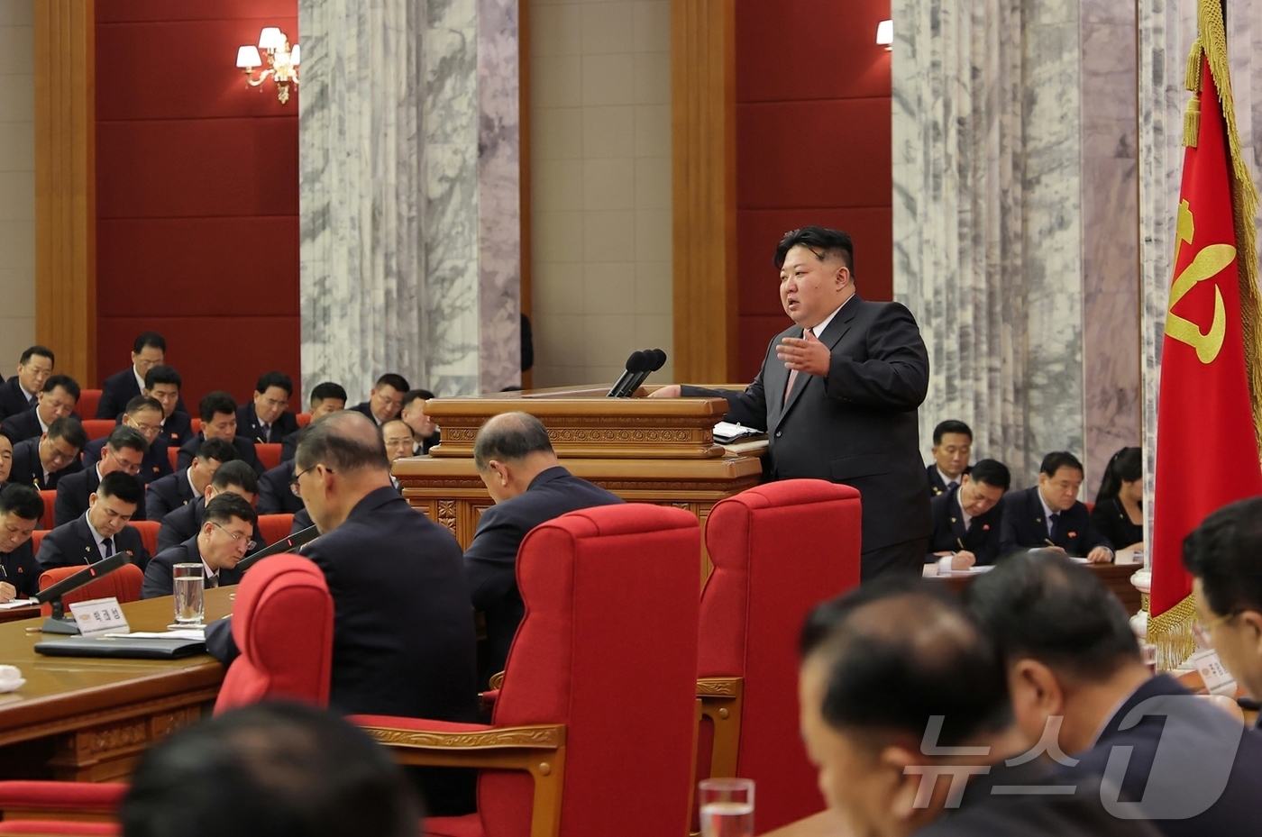 (평양 노동신문=뉴스1) = 김정은 북한 노동당 총비서가 지난 20일부터 22일까지 열린 노동당 중앙위원회 제9기 제2차 전원회의 확대회의에서 "핵무력을 끊임없이 확대·강화하고 핵 …