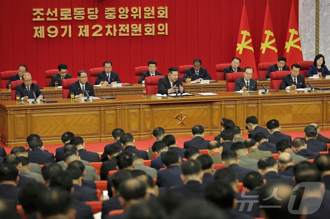 (평양 노동신문=뉴스1) = 김정은 북한 노동당 총비서가 지난 20일부터 22일까지 열린 노동당 중앙위원회 제9기 제2차 전원회의 확대회의에서 "핵무력을 끊임없이 확대·강화하고 핵 …