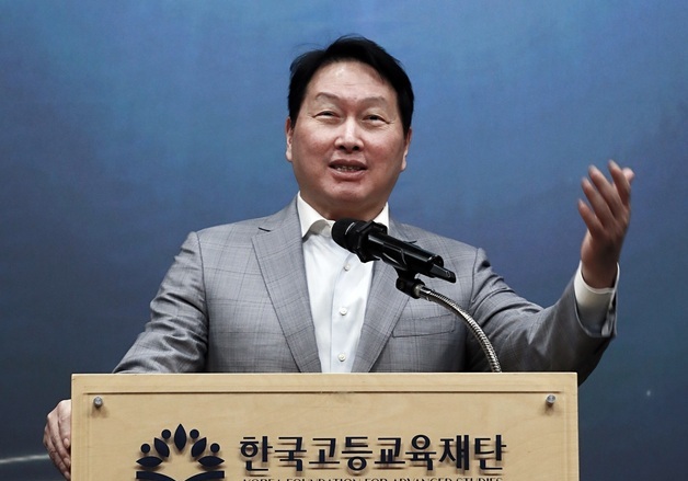최태원 회장 "큰 나무로 성장하길…연구자 AI 협력·활용 고민해야"