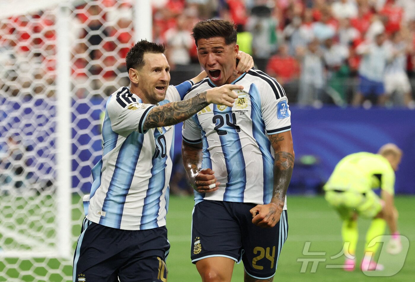 본문 이미지 - 아르헨티나의 리오넬 메시(왼쪽)가 23일(한국시간) 열린 2026 FIFA 북중미 월드컵 J조 조별리그 오스트리아와 2차전에서 골을 넣은 뒤 기뻐하고 있다. ⓒ 로이터=뉴스1