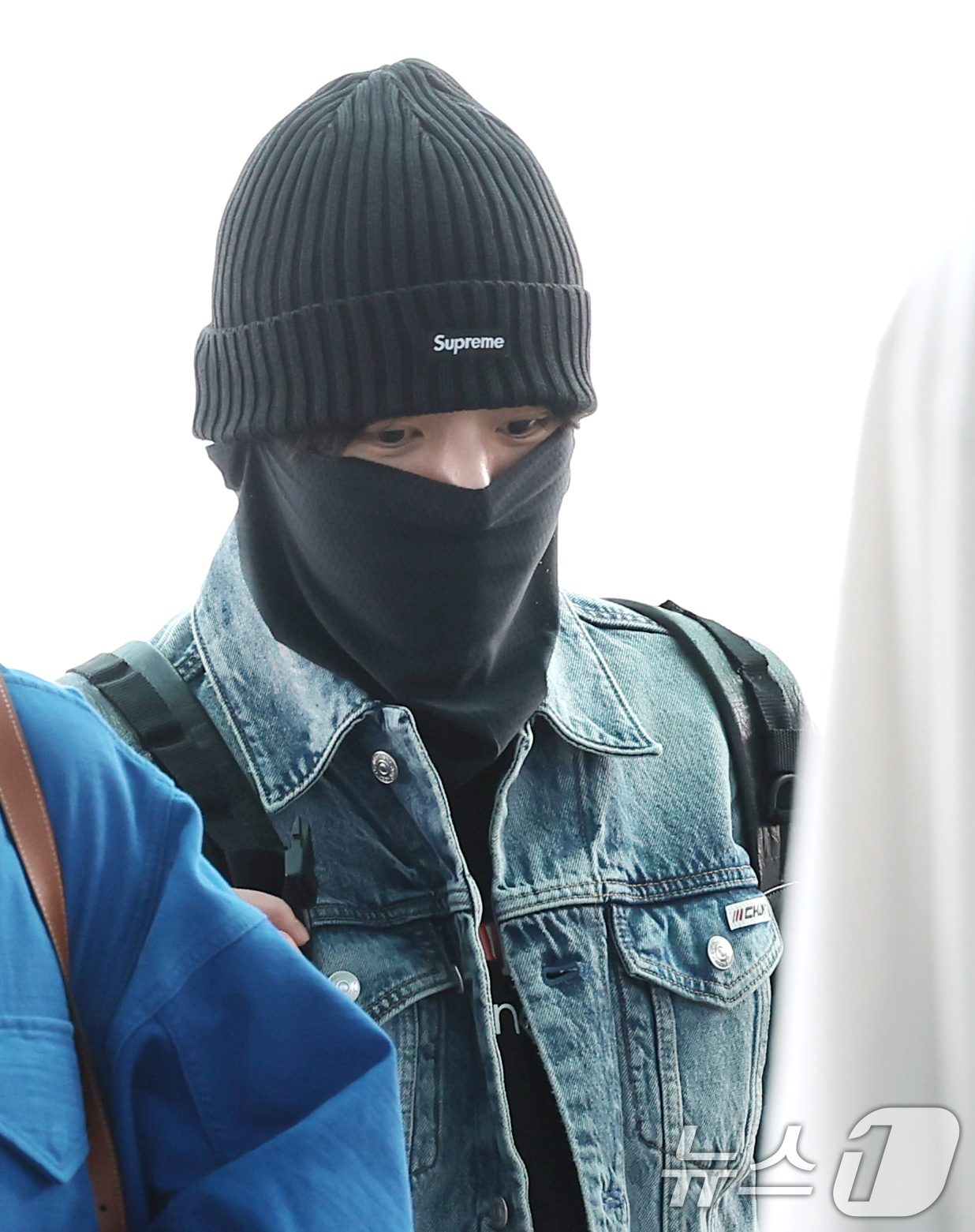 (인천공항=뉴스1) 권현진 기자 = 그룹 방탄소년단(BTS) 정국이 23일 오전 해외일정 위해 인천국제공항을 통해 마드리드로 출국하고 있다. 2026.6.23/뉴스1