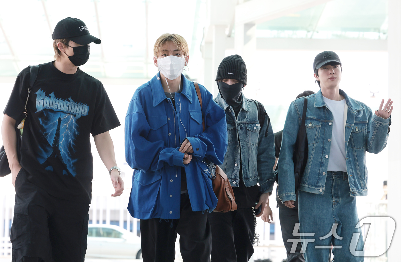 (인천공항=뉴스1) 권현진 기자 = 그룹 방탄소년단(BTS) RM(왼쪽부터)과 뷔, 정국, 진이 23일 오전 해외일정 위해 인천국제공항을 통해 마드리드로 출국하고 있다. 2026. …