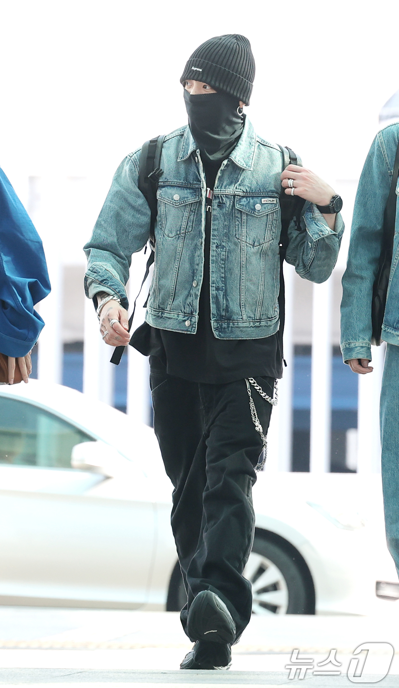(인천공항=뉴스1) 권현진 기자 = 그룹 방탄소년단(BTS) 정국이 23일 오전 해외일정 위해 인천국제공항을 통해 마드리드로 출국하고 있다. 2026.6.23/뉴스1