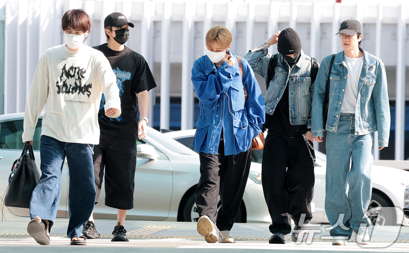 (인천공항=뉴스1) 권현진 기자 = 그룹 방탄소년단(BTS) 슈가(왼쪽부터)와 RM, 뷔, 정국, 진이 23일 오전 해외일정 위해 인천국제공항을 통해 마드리드로 출국하고 있다. 2 …