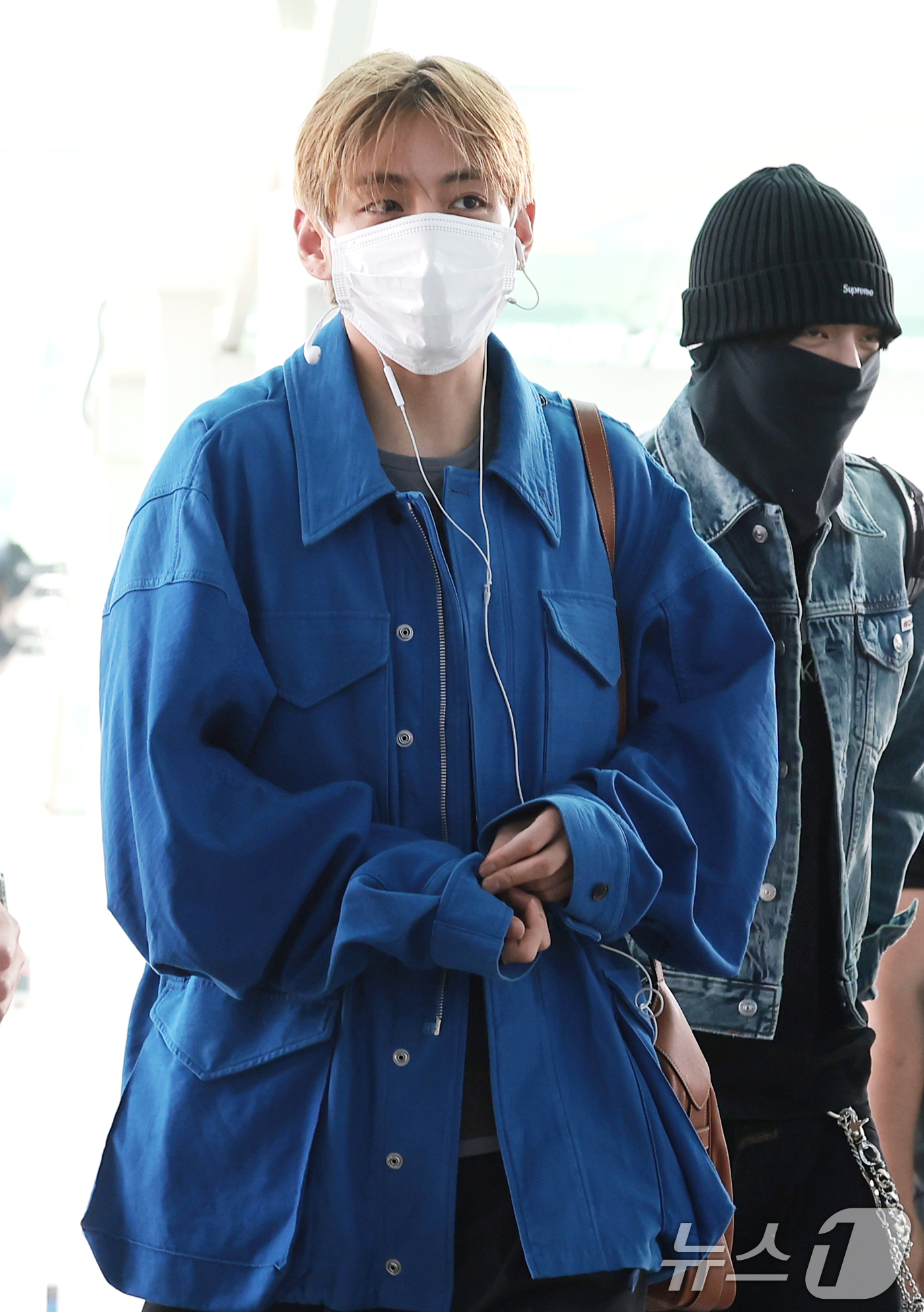 (인천공항=뉴스1) 권현진 기자 = 그룹 방탄소년단(BTS) 뷔가 23일 오전 해외일정 위해 인천국제공항을 통해 마드리드로 출국하고 있다. 2026.6.23/뉴스1
