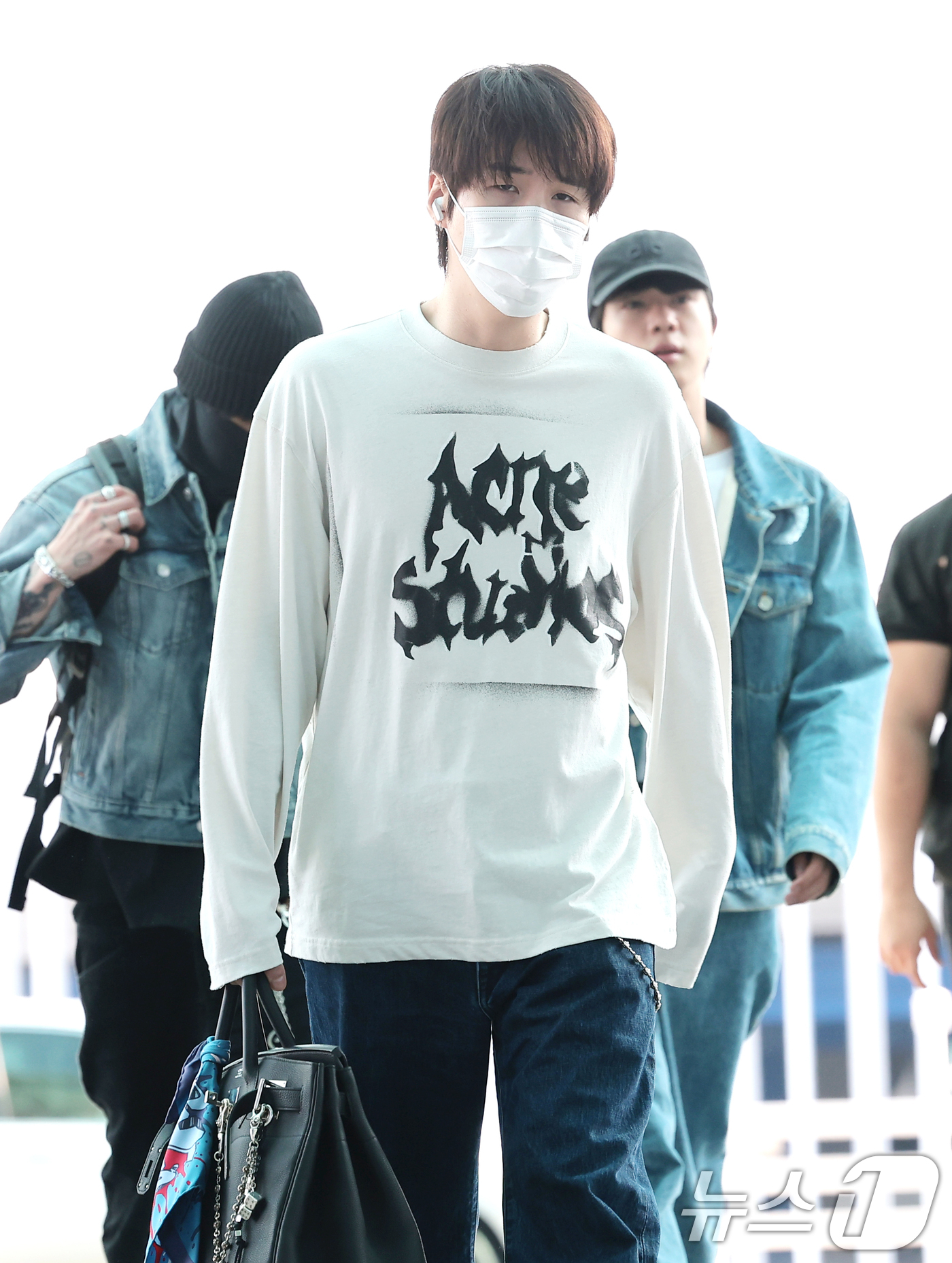 (인천공항=뉴스1) 권현진 기자 = 그룹 방탄소년단(BTS) 슈가가 23일 오전 해외일정 위해 인천국제공항을 통해 마드리드로 출국하고 있다. 2026.6.23/뉴스1