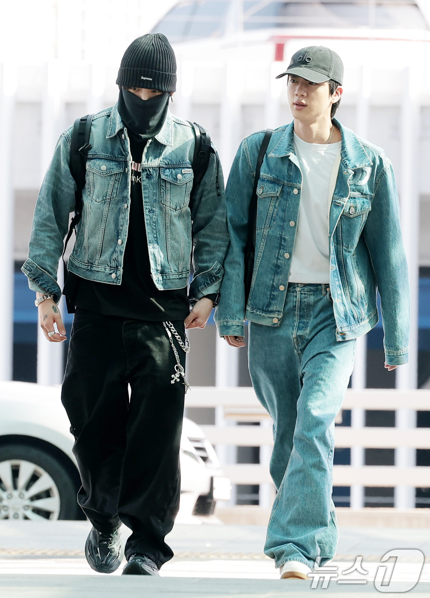 (인천공항=뉴스1) 권현진 기자 = 그룹 방탄소년단(BTS) 정국과 진(오른쪽)이 23일 오전 해외일정 위해 인천국제공항을 통해 마드리드로 출국하고 있다. 2026.6.23/뉴스1 …