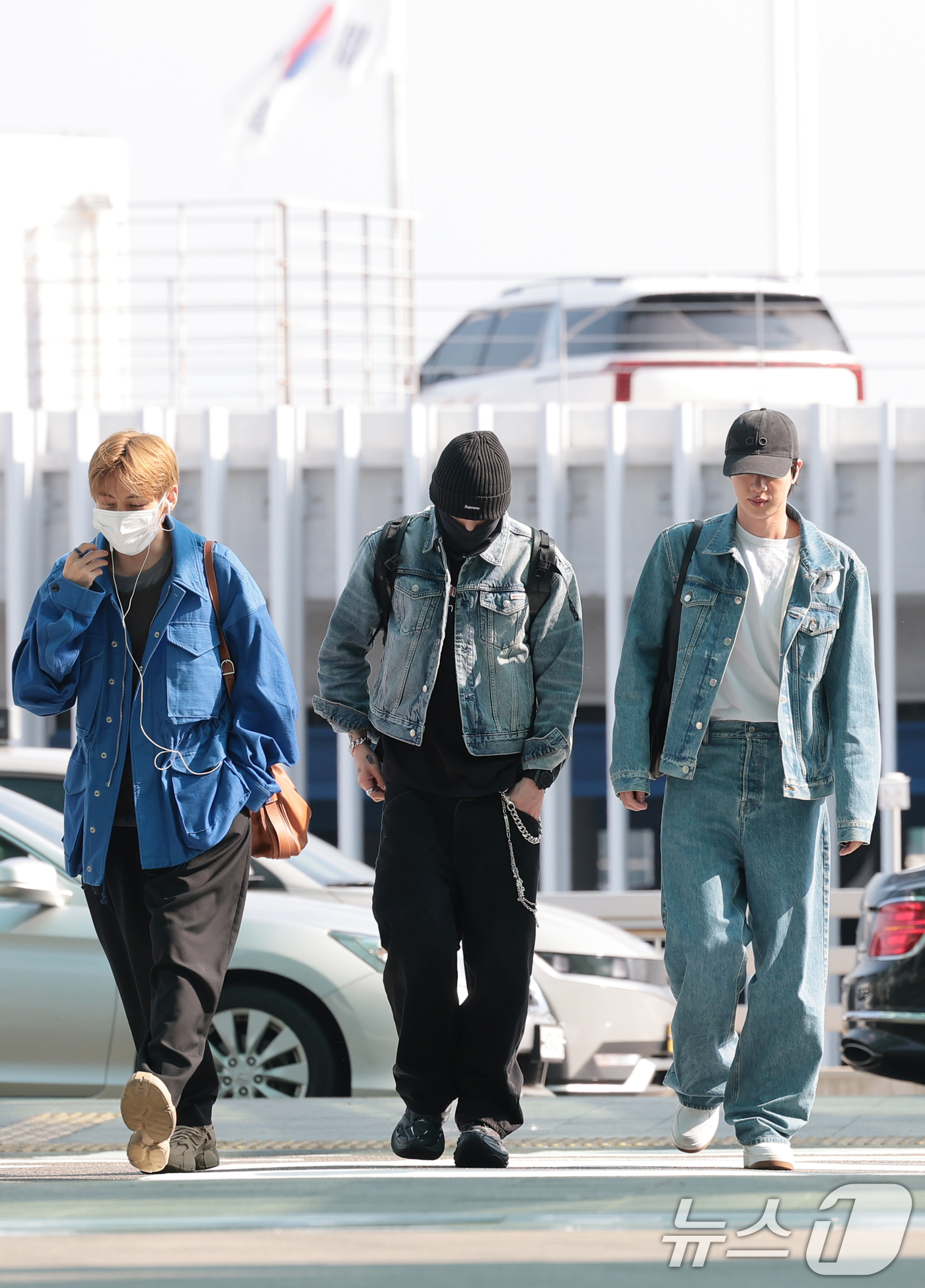 (인천공항=뉴스1) 권현진 기자 = 그룹 방탄소년단(BTS) 뷔(왼쪽부터)와 정국, 진이 23일 오전 해외일정 위해 인천국제공항을 통해 마드리드로 출국하고 있다. 2026.6.23 …