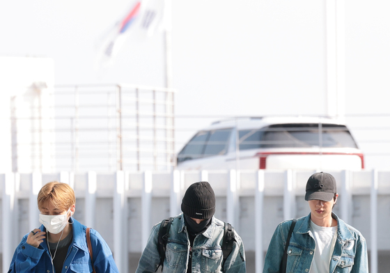 뷔·정국·진, 걸으면서 꿀잠