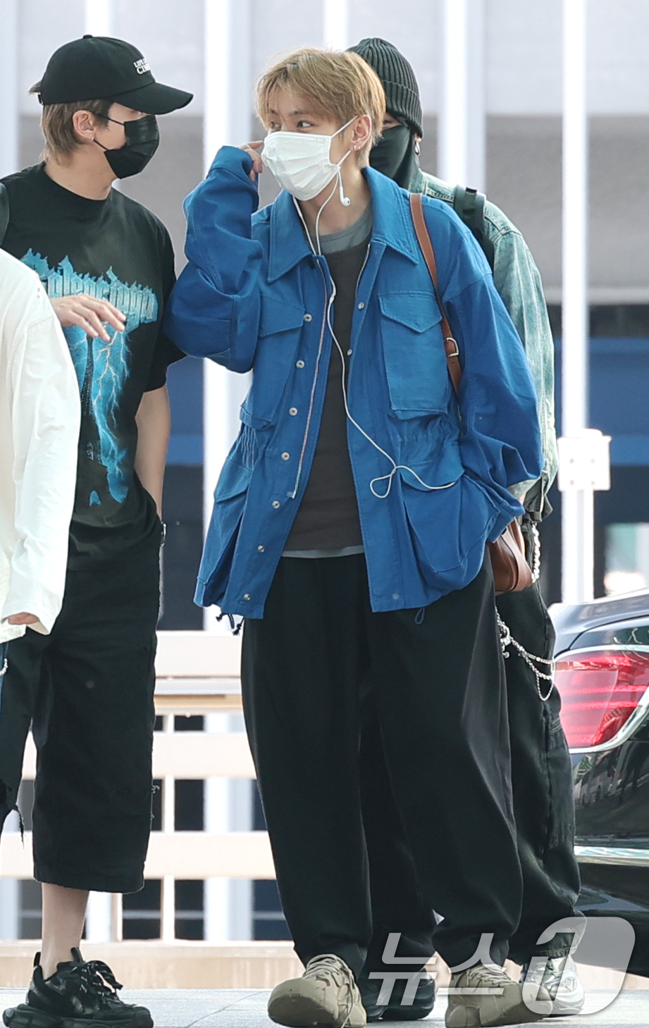 (인천공항=뉴스1) 권현진 기자 = 그룹 방탄소년단(BTS) 뷔가23일 오전 해외일정 위해 인천국제공항을 통해 마드리드로 출국하고 있다. 2026.6.23/뉴스1