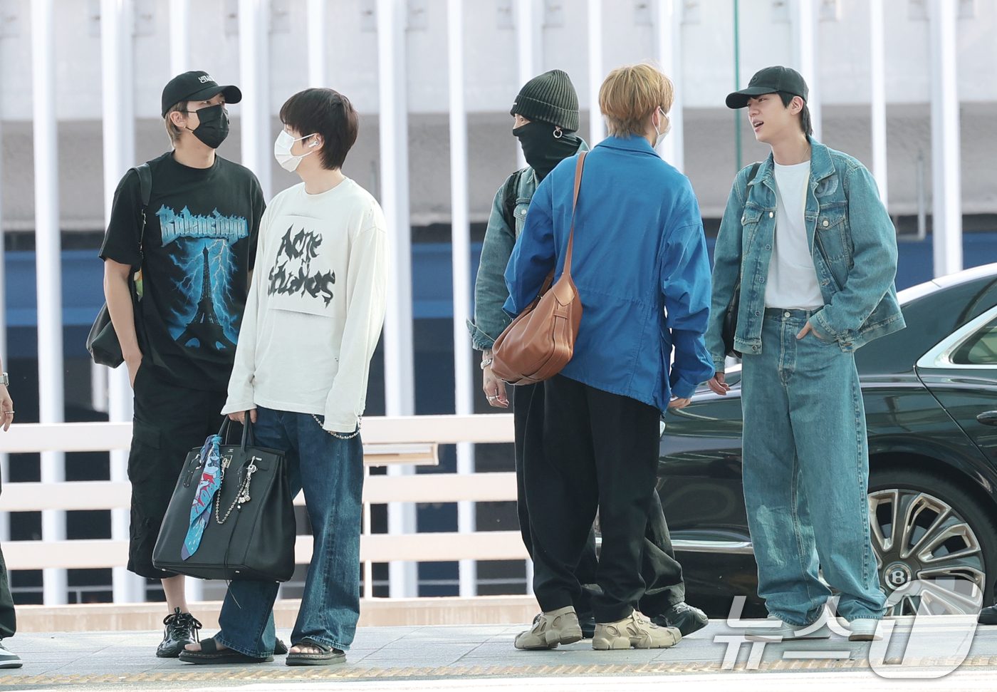 (인천공항=뉴스1) 권현진 기자 = 그룹 방탄소년단(BTS) RM(왼쪽부터)과 슈가, 정국, 뷔, 진이 23일 오전 해외일정 위해 인천국제공항을 통해 마드리드로 출국하고 있다. 2 …