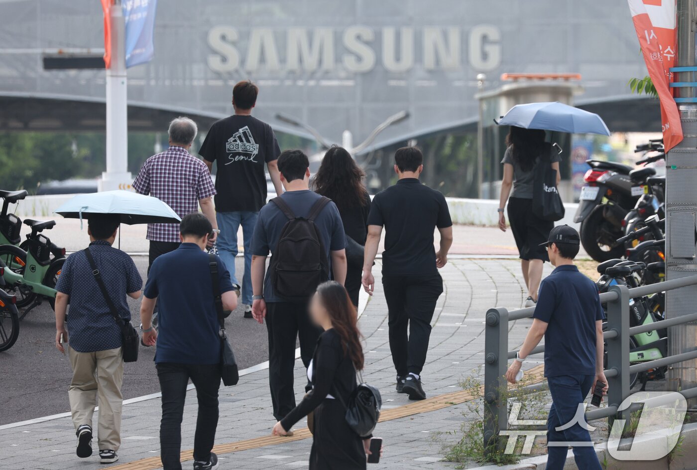 본문 이미지 - 23일 경기 수원시 영통구 삼성전자 수원캠퍼스에서 디바이스경험(DX)부문 직원들이 반도체(DS)부문과의 성과급 격차에 항의하기 위해 검은 옷을 입고 출근하고 있다.  2026.6.23 ⓒ 뉴스1 김영운 기자