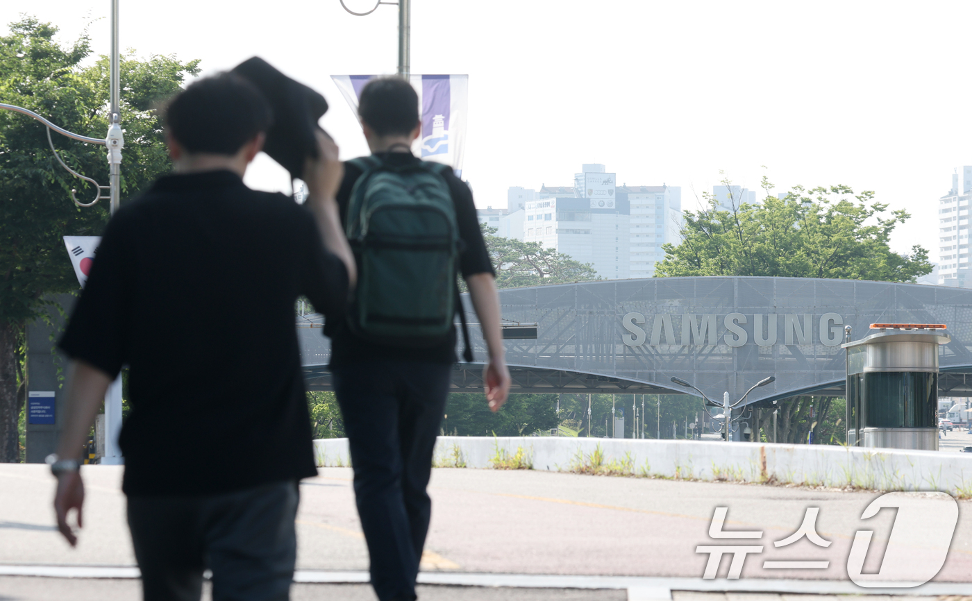 (수원=뉴스1) 김영운 기자 = 23일 경기 수원시 영통구 삼성전자 수원캠퍼스에서 디바이스경험(DX)부문 직원들이 반도체(DS)부문과의 성과급 격차에 항의하기 위해 검은 옷을 입고 …