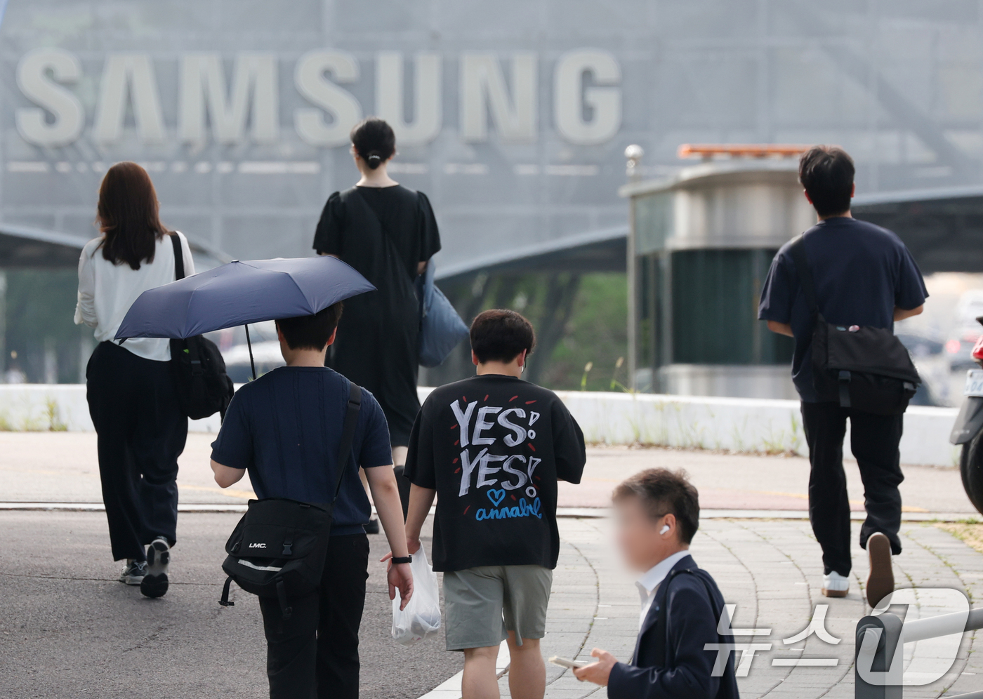 (수원=뉴스1) 김영운 기자 = 23일 경기 수원시 영통구 삼성전자 수원캠퍼스에서 디바이스경험(DX)부문 직원들이 반도체(DS)부문과의 성과급 격차에 항의하기 위해 검은 옷을 입고 …