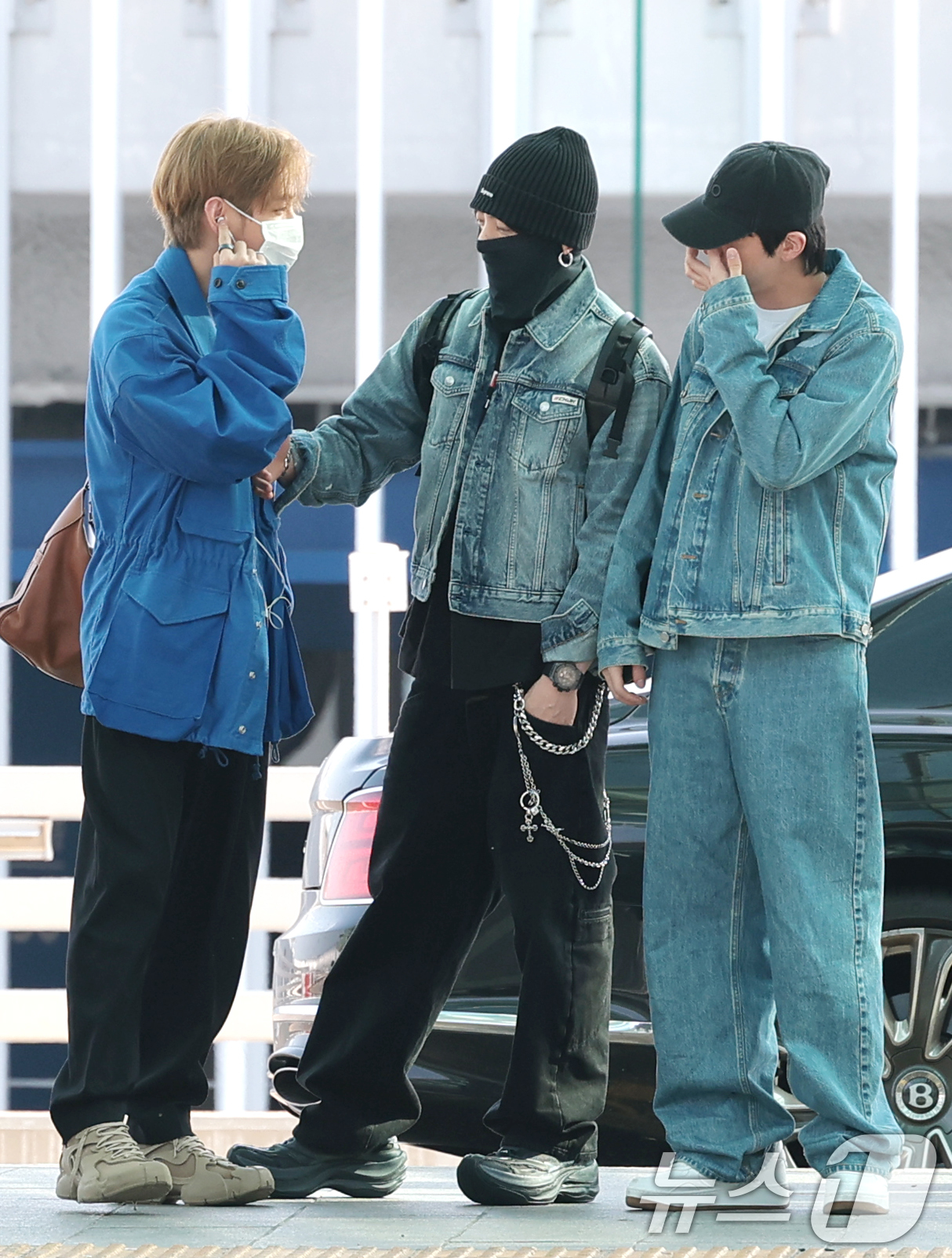(인천공항=뉴스1) 권현진 기자 = 그룹 방탄소년단(BTS) 뷔(왼쪽부터)와 정국, 진이 23일 오전 해외일정 위해 인천국제공항을 통해 마드리드로 출국하며 인사를 나누고 있다. 2 …