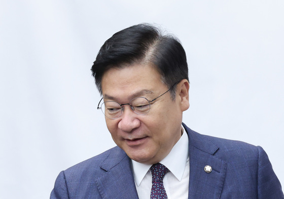 원내대책회의 향하는 정점식 원내대표