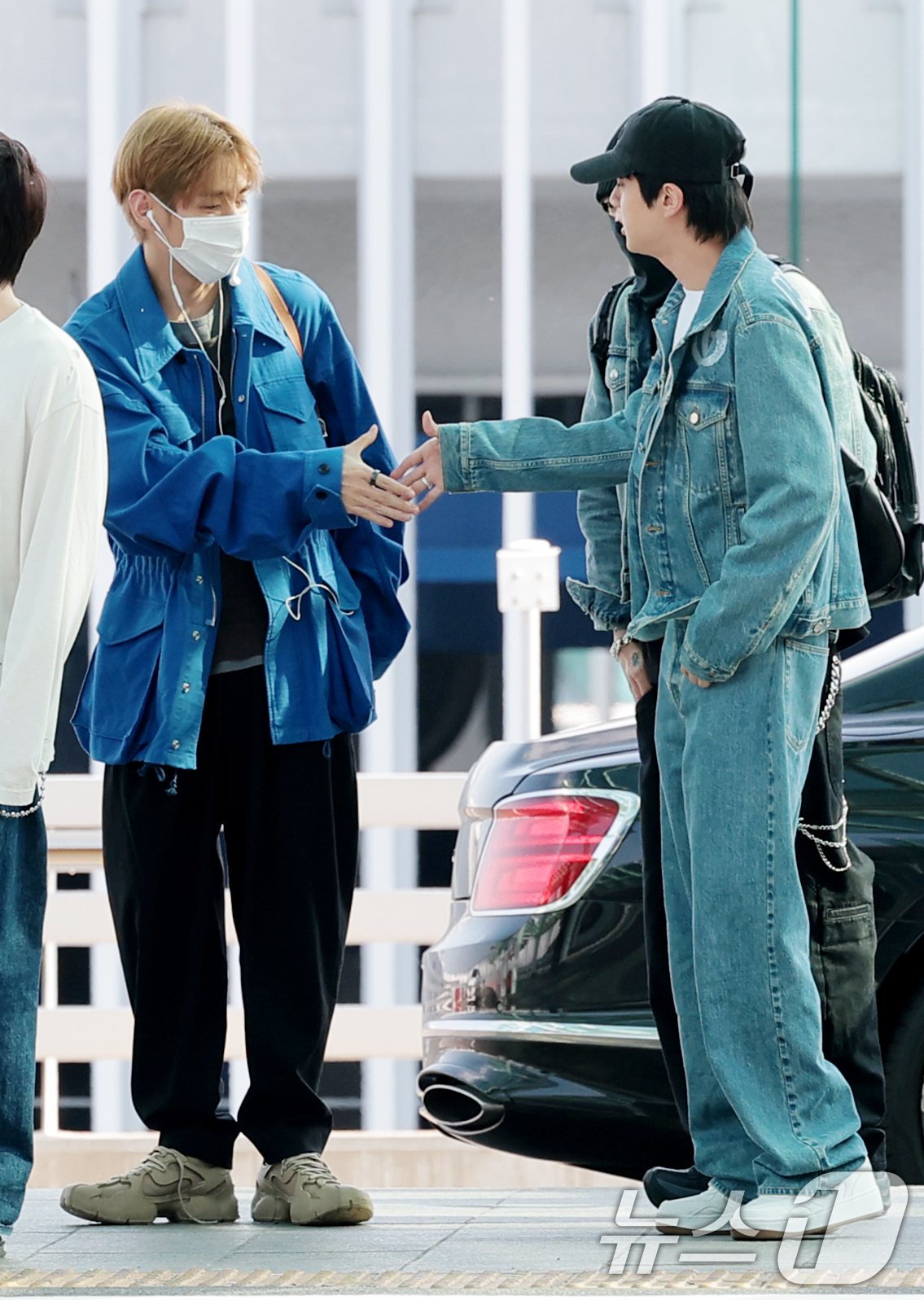(인천공항=뉴스1) 권현진 기자 = 그룹 방탄소년단(BTS) 뷔와 진(오른쪽)이 23일 오전 해외일정 위해 인천국제공항을 통해 마드리드로 출국하기 전 인사를 나누고 있다. 2026 …