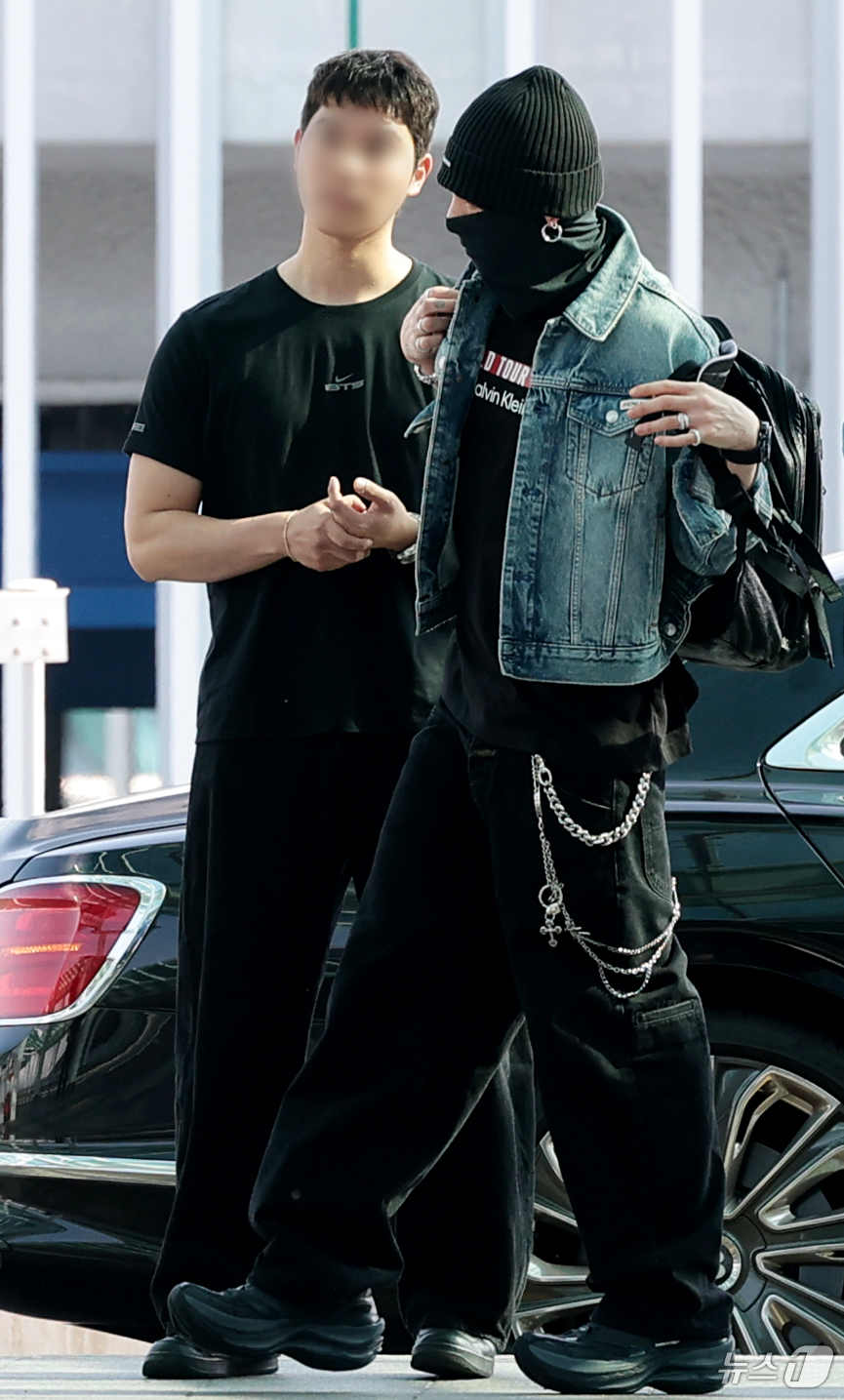 (인천공항=뉴스1) 권현진 기자 = 그룹 방탄소년단(BTS) 정국이 23일 오전 해외일정 위해 인천국제공항을 통해 마드리드로 출국하고 있다. 2026.6.23/뉴스1
