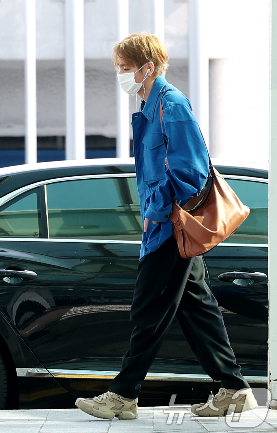 (인천공항=뉴스1) 권현진 기자 = 그룹 방탄소년단(BTS) 뷔가 23일 오전 해외일정 위해 인천국제공항을 통해 마드리드로 출국하고 있다. 2026.6.23/뉴스1