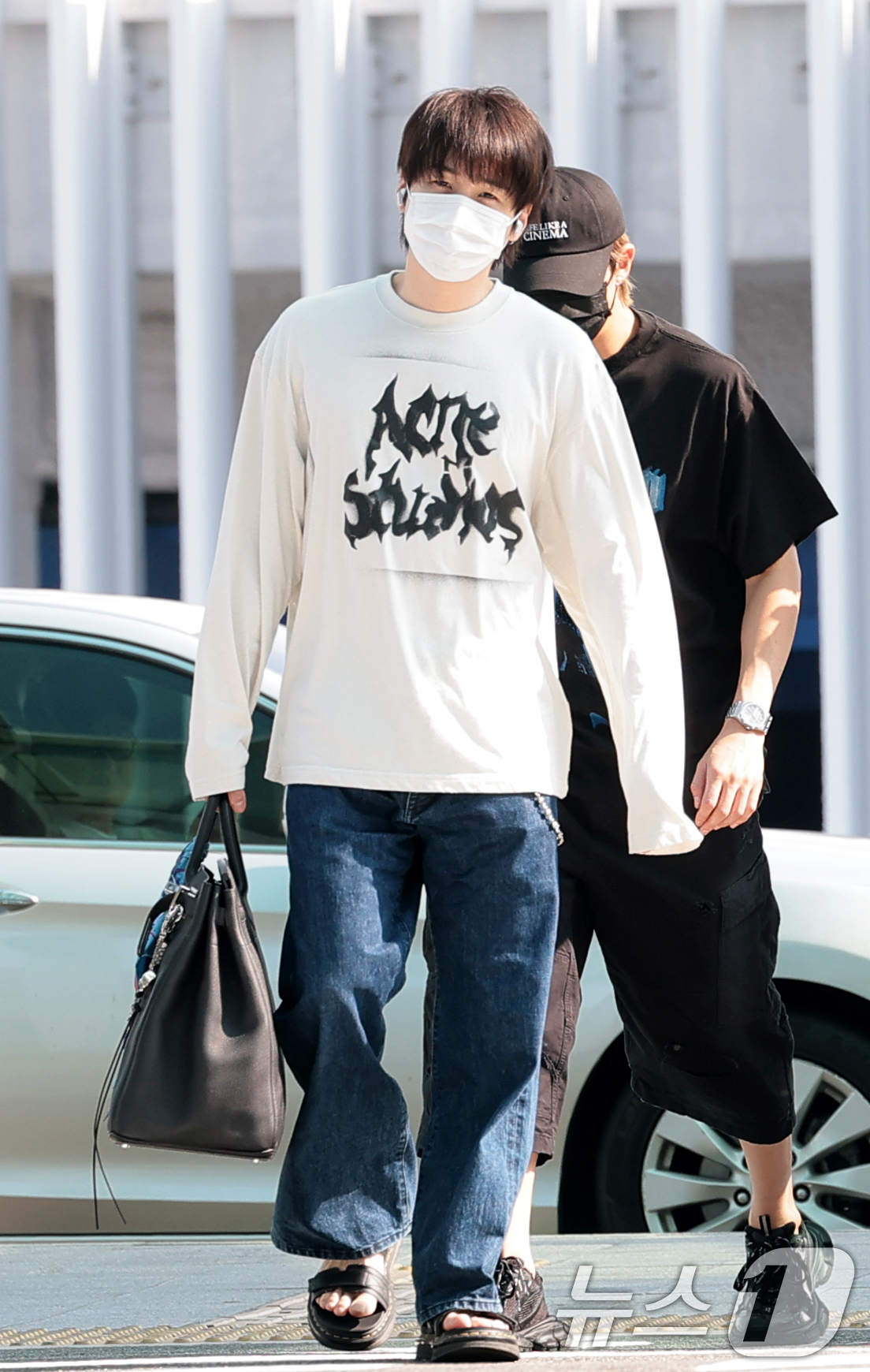 (인천공항=뉴스1) 권현진 기자 = 그룹 방탄소년단(BTS) 슈가가 23일 오전 해외일정 위해 인천국제공항을 통해 마드리드로 출국하고 있다. 2026.6.23/뉴스1