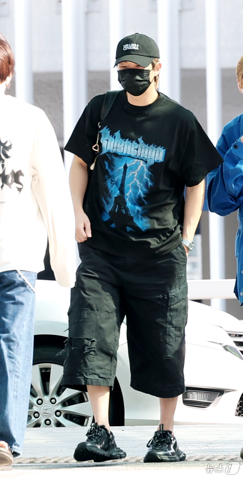 (인천공항=뉴스1) 권현진 기자 = 그룹 방탄소년단(BTS) RM이 23일 오전 해외일정 위해 인천국제공항을 통해 마드리드로 출국하고 있다. 2026.6.23/뉴스1