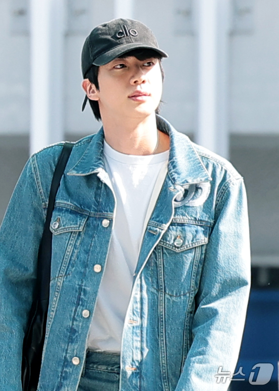 (인천공항=뉴스1) 권현진 기자 = 그룹 방탄소년단(BTS) 진이 23일 오전 해외일정 위해 인천국제공항을 통해 마드리드로 출국하고 있다. 2026.6.23/뉴스1