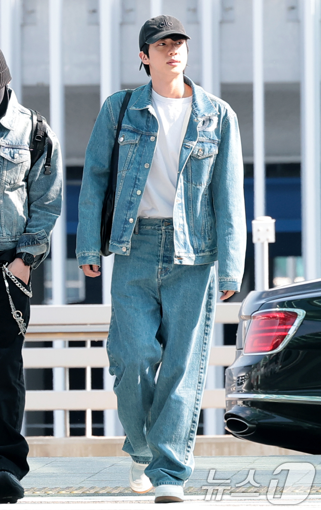 (인천공항=뉴스1) 권현진 기자 = 그룹 방탄소년단(BTS) 진이 23일 오전 해외일정 위해 인천국제공항을 통해 마드리드로 출국하고 있다. 2026.6.23/뉴스1